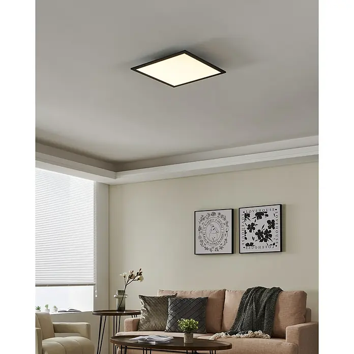 Eglo connect.z LED-Panel Salobrena - 21,5 W, L x B x H: 45 x 45 x 5 cm, Schwarz, Mehrfarbig - Das Bild zeigt eine moderne, quadratische Deckenleuchte mit schwarzem Rahmen, die ein warmes Licht in einem stilvollen Wohnzimmer verbreitet.