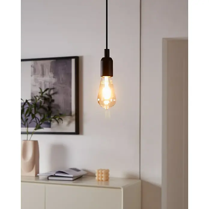 Eglo connect.z Smart-LED-Lampe Zigbee CCT - E27, Dimmbar, Warmweiß, 400 lm, 4,9 W - Nahaufnahme einer einzelnen Pendelleuchte mit einer Edison-Glühbirne und einer schwarzen Fassung.