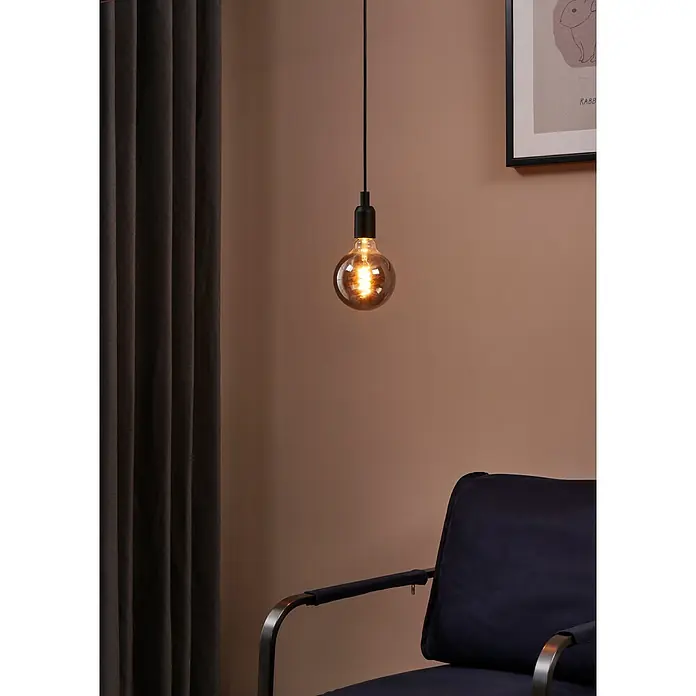 Eglo LED-Lampe - E27, Dimmbar, Warmweiß, 100 lm, 4 W - Das Bild zeigt eine einzelne, warm leuchtende Glühbirne, die an einem schlichten, schwarzen Kabel von der Decke hängt.