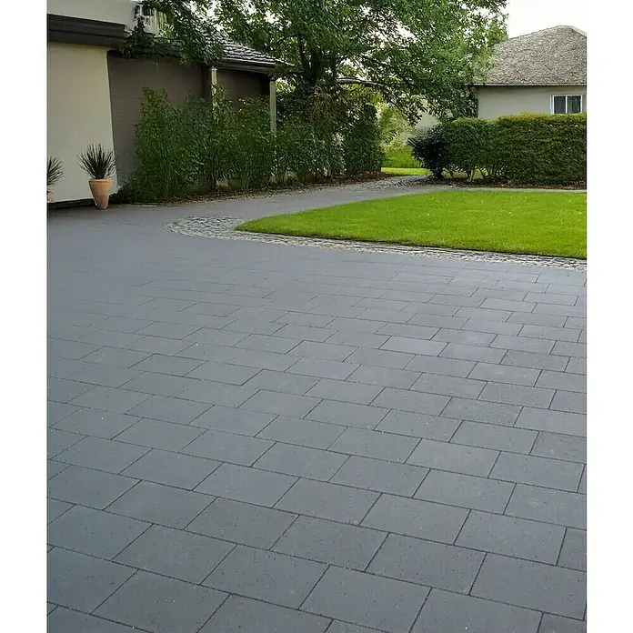 EHL Pflasterstein Cortona - Anthrazit, 60 x 30 x 8 cm, Rechteckig - Graue Pflastersteine bilden einen eleganten und modernen Belag für eine Einfahrt oder einen Gartenweg. Die Steine sind rechteckig und in einem regelmäßigen Muster verlegt.