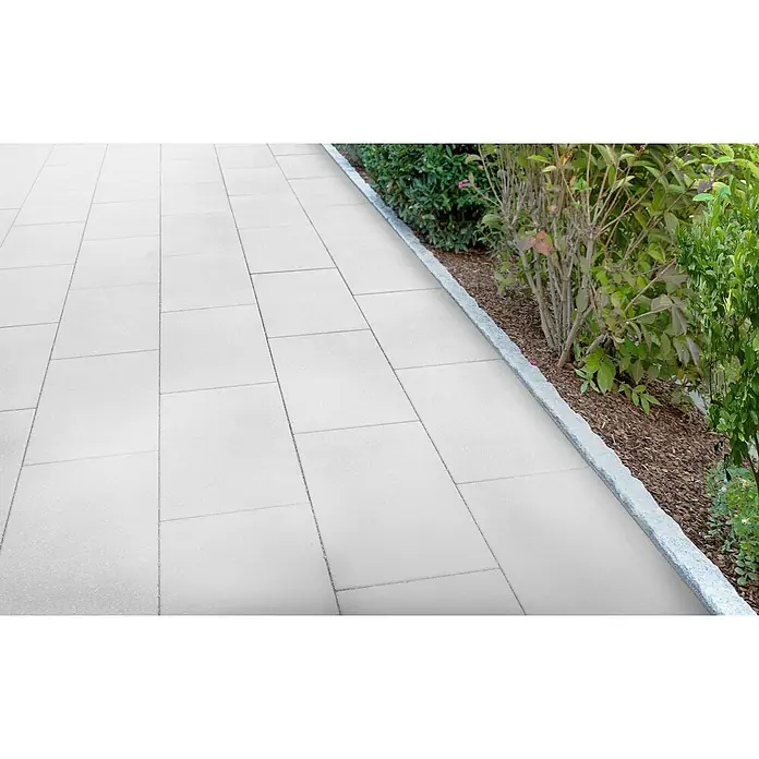 EHL Pflasterstein CortonaGrau, 60 x 30 x 8 cm, Rechteckig - Gehwegplatten aus hellem Beton entlang eines gepflegten Gartens, ideal für moderne Außenbereiche.