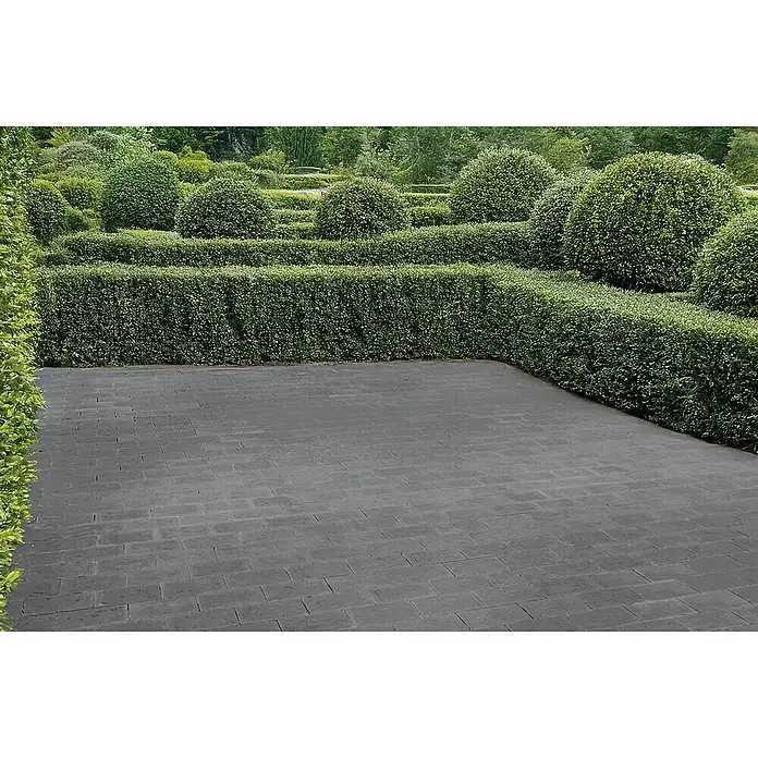 EHL Pflasterstein Cortona - Anthrazit, 60 x 30 x 8 cm, Rechteckig - Landschaftsgärtnerei mit geschnittenen Hecken und einem dunklen Pflasterweg. Die Hecken bilden ein grünes Labyrinth im Garten.