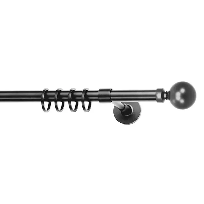 Sombra Gardinenstange - Schwarz, Länge: 160 cm, Durchmesser: 20 mm - Nahaufnahme einer schwarzen Gardinenstange mit Ringen und einer kugelförmigen Endkappe, die für eine elegante Fensterdekoration sorgt.