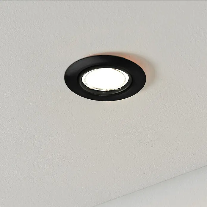 Eglo LED-Einbauleuchte PENETO - Warmweiß, Durchmesser: 8,7 cm, 1 Stk. - Nahaufnahme einer stilvollen, runden, schwarzen Deckeneinbauleuchte, die ein warmes, einladendes Licht in den Raum wirft.