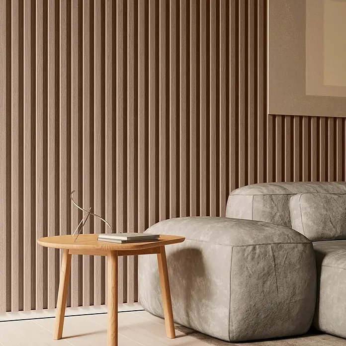 Dioco Revestimiento decorativo alistonado - L x An: 220 x 17 cm, Teka - Primer plano de una mesa auxiliar con adornos, junto a un sofá modular frente a una pared decorativa vertical.