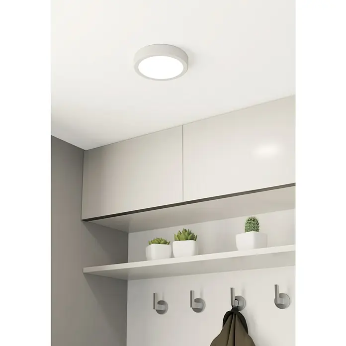 Eglo Fueva 5 LED-Deckenleuchte rund - Ø x H: 160 x 28 mm, Warmweiß - Deckenleuchte in einem modernen Flur mit Schränken, Regalen und Pflanzen, die eine helle und einladende Atmosphäre schafft.