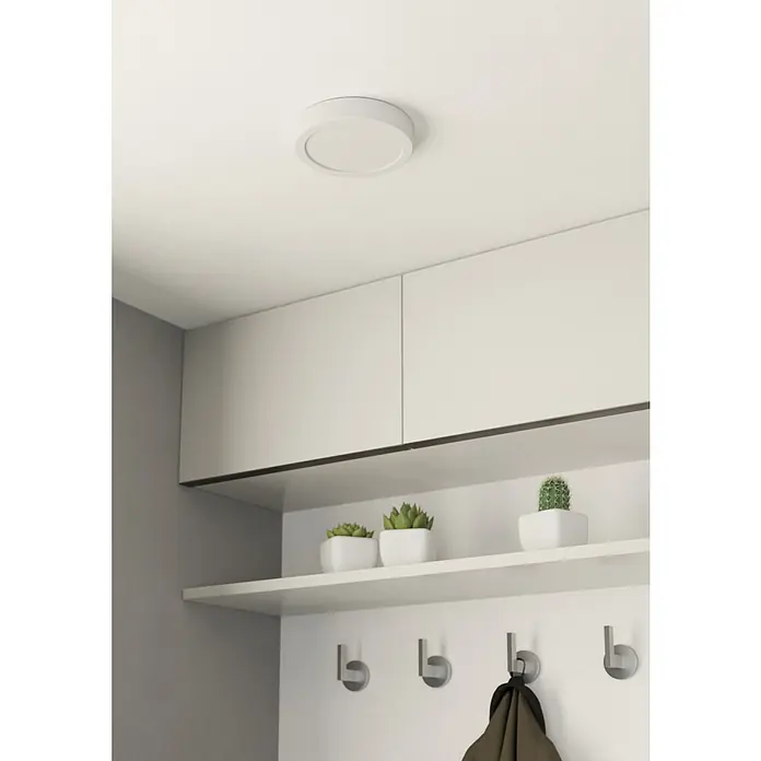 Eglo Fueva 5 LED-Deckenleuchte rund - Ø x H: 160 x 28 mm, Warmweiß - Deckenleuchte in einem Flur mit weißen Schränken und einer Ablage mit Kakteen und Haken für Jacken.
