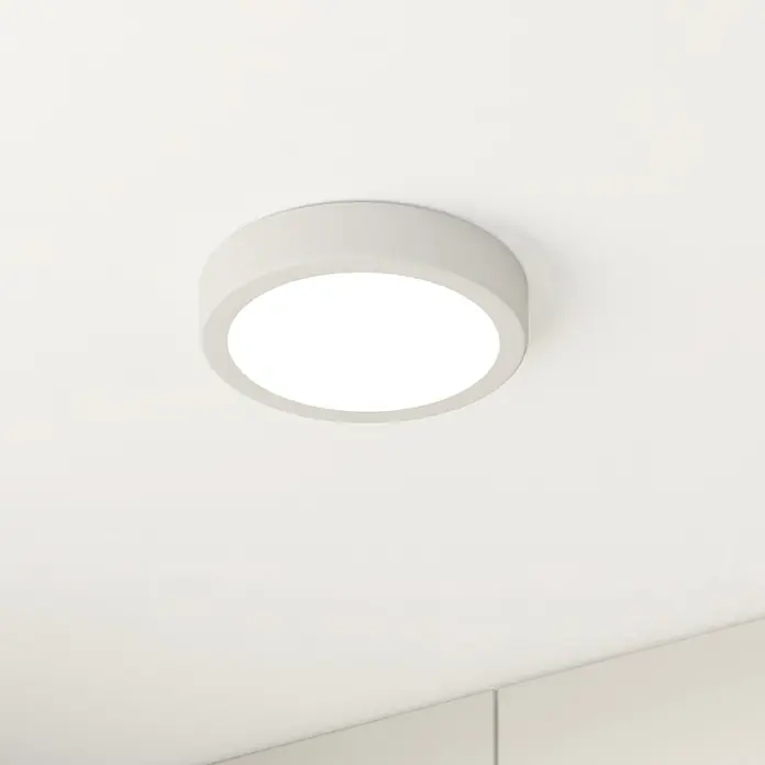 Eglo Fueva 5 LED-Deckenleuchte rund - Ø x H: 160 x 28 mm, Warmweiß - Naheaufnahme einer runden, weißen Deckenleuchte, die sanftes Licht in einem modernen Raum verbreitet.