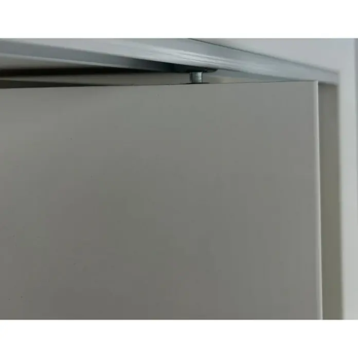 Invado Falttür ND90 - 860 x 1.985 mm, Verkehrsweiß matt, Mittellage: Wabe - Weißes Schiebetürblatt mit Metallrolle auf einer Silberschiene.