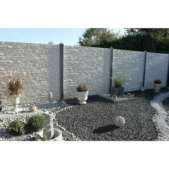 Beckers Betonzaun Zaunelement Standard Montana Motiv - 200 x 38,5 cm, Beton, Betongrau - Elegante Gartengestaltung mit einer stilvollen Steinmauer, die mit dekorativen Elementen wie Pflanzen und Statuen verziert ist.