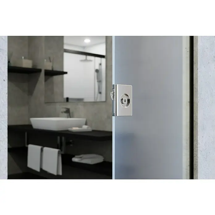 Entravia Glasschiebetür - 985 x 2.105 mm, Satiniertes Glas, Mit Schlossbohrung, Passend für: Entravia Simple-Pocket Schiebetürsystem - Schiebetürschloss aus poliertem Chrom an einer satinierten Glastür im modernen Badezimmer.