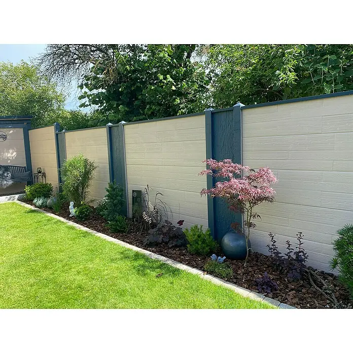 Beckers Betonzaun Zaunelement Standard Timber Motiv - 200 x 38,5 cm, Beton, Betongrau - Ein schöner Garten mit einem hellen Zaun und üppigem Grün. Perfekt für Privatsphäre und Ästhetik im Außenbereich.