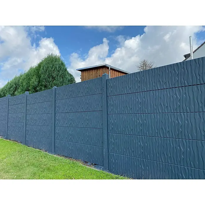 Beckers Betonzaun Zaunelement Standard River Motiv - 200 x 38,5 cm, Beton, Betongrau - Eine graue, strukturierte Betonzaunanlage mit dekorativem Design, die Privatsphäre und Ästhetik vereint. Ideal für moderne Gärten.