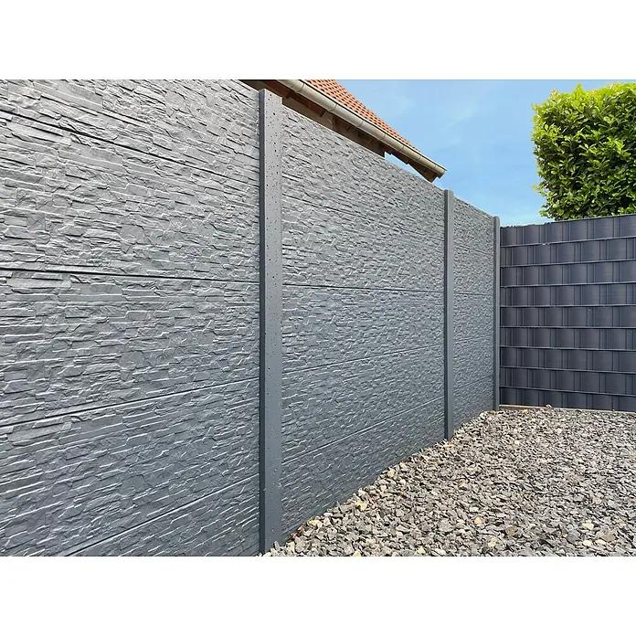 Beckers Betonzaun Zaunelement Standard Rockstone Motiv - 200 x 38,5 cm, Beton, Betongrau - Nahaufnahme eines grauen Betonzauns mit Steinmuster und Kies davor, der einen modernen und robusten Sichtschutz bietet.