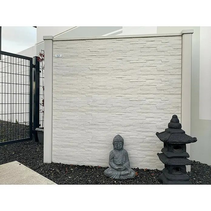 Beckers Betonzaun Zaunelement Klassik Rimini Motiv - 184 x 26 cm, Beton, Betongrau - Dekorative Gartenmauer mit Buddha-Statue und japanischer Laterne. Die Mauer besteht aus hellen Steinen und verleiht dem Garten einen asiatischen Touch.