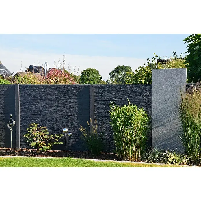 Beckers Betonzaun Zaunelement Standard Nevada Motiv - 200 x 38,5 cm, Beton, Betongrau - Eine moderne, anthrazitfarbene Gartenzaun-Installation mit dekorativen Pflanzen und Metallelementen.