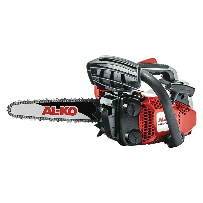AL-KO Benzin-Kettensäge 2625 TSB - 900 W, 25,4 cm³, Schwertlänge: 25 cm - Nahaufnahme einer AL-KO BKS 26/2 Motorsäge in Rot und Schwarz, die für präzise Holzarbeiten im Garten und im Wald konzipiert wurde.