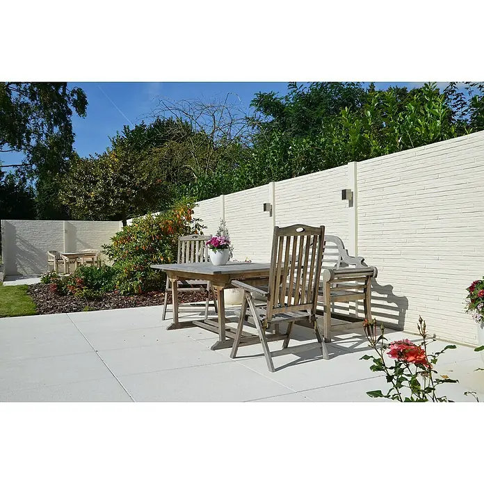 Beckers Betonzaun Zaunelement Standard Toscana Motiv - 200 x 38,5 cm, Beton, Betongrau - Gartenmöbel-Set auf einer Terrasse mit weißer Mauer im Hintergrund, das einladende Ambiente für entspannte Stunden im Freien bietet.