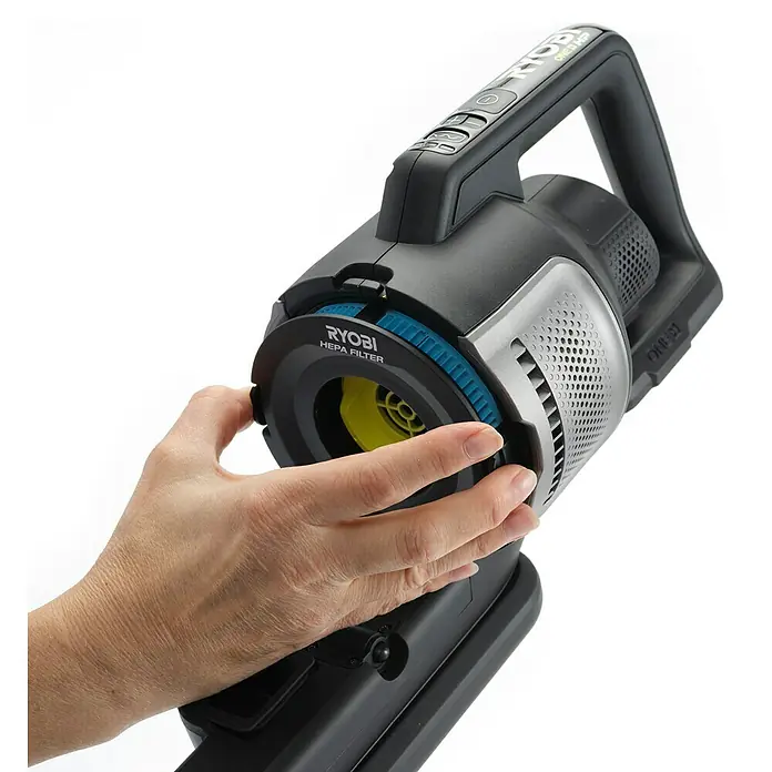 Ryobi Ersatzfilter - Passend für: Ryobi ONE+ Akku-Staubsauger RASV18BL-0 - Nahaufnahme eines Ryobi Akku-Staubsaugers, der von einer Hand gehalten wird. Er verfügt über einen HEPA-Filter und ein schlankes Design.