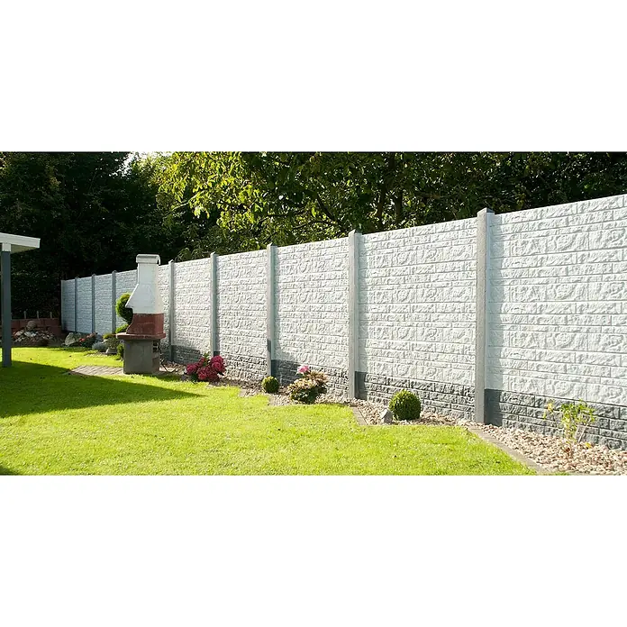 Beckers Betonzaun Zaunelement Standard Fels Motiv - 200 x 38,5 cm, Beton, Betongrau - Eine lange graue Gartenmauer mit Säulen und einer steinähnlichen Struktur, die einen Gartenbereich umgibt.