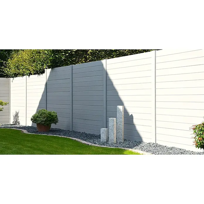 Beckers Betonzaun Zaunelement Standard Prestige Glatt - 200 x 38,5 cm, Beton, Betongrau - Eine elegante, graue Holzzaun-Konstruktion mit horizontalen Brettern und minimalistischen Granitsäulen in einem gepflegten Garten.