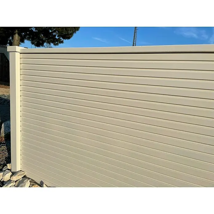 Beckers Betonzaun Zaunelement Klassik Linear Motiv - 184 x 26 cm, Beton, Betongrau - Eine moderne, beigefarbene Zaunblende aus horizontalen Lamellen, die Privatsphäre und stilvolles Design für den Außenbereich bietet.