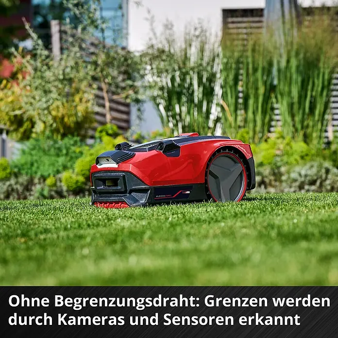 Einhell PXC 18V Mähroboter FREELEXO CAM 500 - 500 m², Schnittbreite: 18 cm, Kamera-gestützte Navigation - Roter und schwarzer Mähroboter auf Rasen im Garten. Er erkennt Grenzen mit Kameras und Sensoren, ohne Begrenzungsdraht.