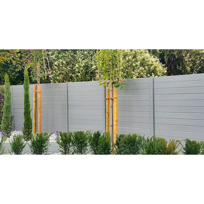 Beckers Betonzaun Zaunelement Standard Prestige Glatt - 200 x 38,5 cm, Beton, Betongrau - Eine moderne graue Holzzaun mit horizontalen Brettern, die Privatsphäre und Ästhetik im Garten vereinen. Die Bepflanzung lockert den Zaun auf.