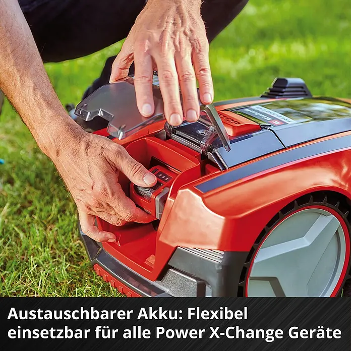 Einhell PXC 18V Mähroboter FREELEXO CAM 500 - 500 m², Schnittbreite: 18 cm, Kamera-gestützte Navigation - Person setzt einen austauschbaren Akku in einen roten Roboter-Rasenmäher ein. Flexibel für alle Power X-Change Geräte.
