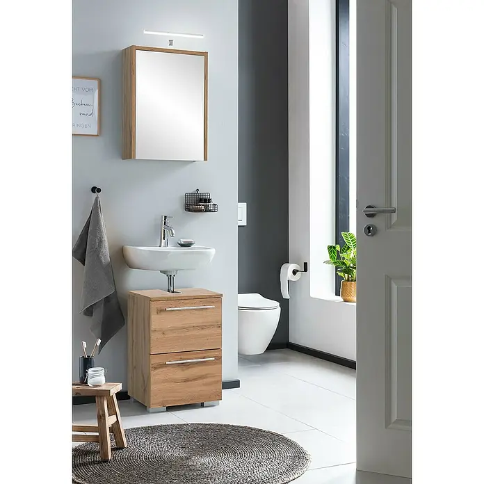Schildmeyer Carlos Waschtischunterschrank - B x T x H: 40,2 x 35 x 59,1 cm, Eiche Landhaus, Matt - Modernes Badezimmer mit hellem Holz-Waschtischunterschrank unter einem Keramikwaschbecken und passendem Spiegelschrank mit LED-Beleuchtung.