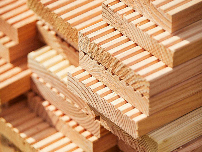 Mehrere Terrassendielen aus Holz gestapelt