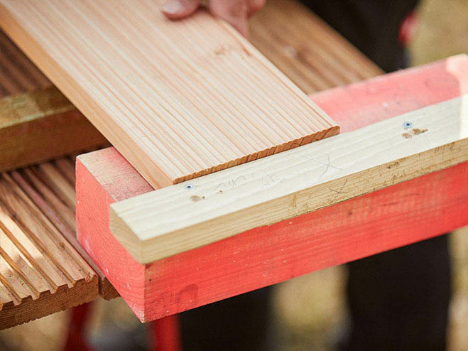 Terrassendiele und Abstandhalter werden zuammengehalten