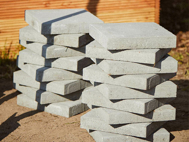 Mehrere Betonplatten am Boden gestapelt