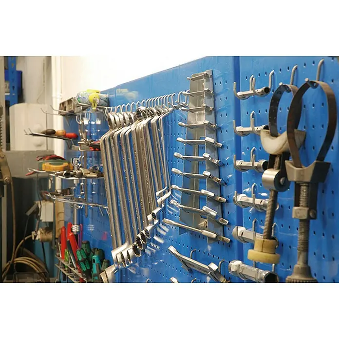 Simonrack Panelclick Lochwandhaken U 100 - Länge: 100 mm, 6 Stk. - Werkzeugwand mit Schraubenschlüsseln, Haken und Zangen an einer blauen Lochplatte. Perfekt für die Werkstattordnung.