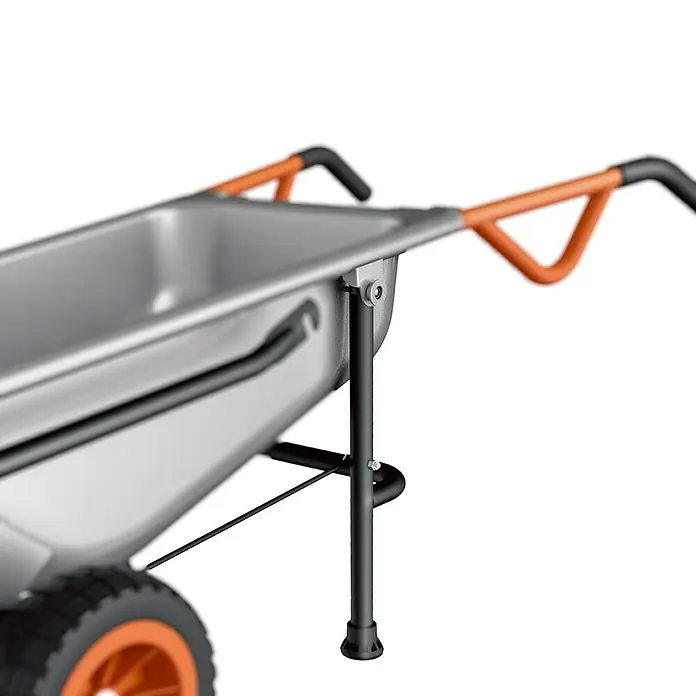 Worx Bauschubkarre Aerocart Multifunktion 8-in-1 - 75 l, Stahl, Traglast: 136 kg - Nahaufnahme einer Schubkarre mit Metallwanne und orangefarbenen Griffen, die Stabilität und einfache Handhabung verspricht.