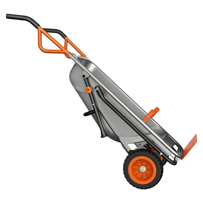Worx Bauschubkarre Aerocart Multifunktion 8-in-1 - 75 l, Stahl, Traglast: 136 kg - Eine moderne, graue und orangefarbene Schubkarre mit ergonomischem Griff und einem orangefarbenen Rad, schräg gestellt.