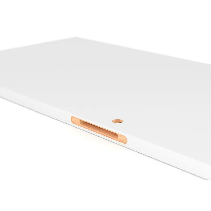 Entravia Holzschiebetür - 985 x 1.985 mm, CPL, Weiß ähnlich RAL 9016, Mit Schlossfräsung, Passend für: Entravia Simple-Pocket Schiebetürsystem - Weiße Platte mit einer eingelassenen Holzgriffmulde und einer runden Holzöffnung.