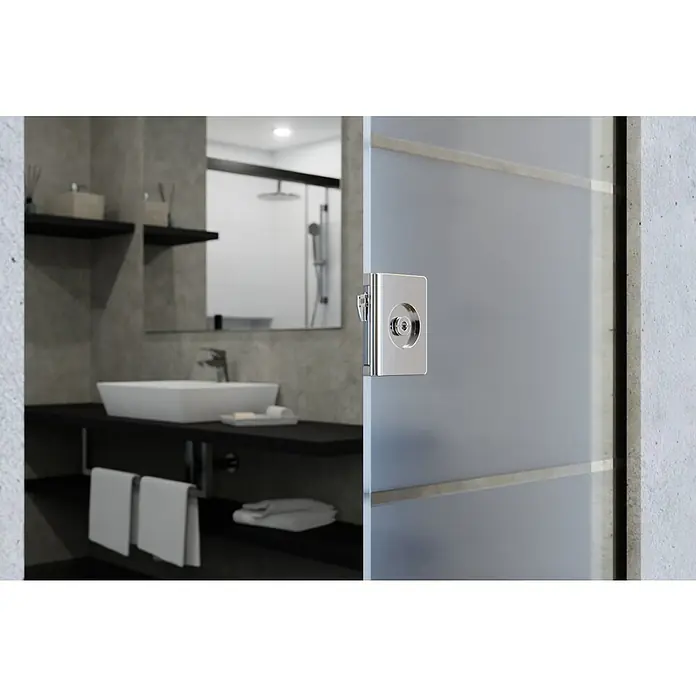 Entravia Glasschiebetür - 735 x 2.105 mm, Satiniertes Glas, 4-Streifen Design, Mit Schlossbohrung, Passend für: Entravia Simple-Pocket Schiebetürsystem - Polierter Chrom-Vierkantschloss an einer Milchglas-Schiebetür für das Badezimmer.