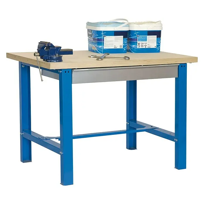 Simonrack Simonwork Werkbank BT6L MDF 1BOX - L x B: 75 x 150 cm, Arbeitshöhe: 86,5 cm, Belastbarkeit: 635 kg, Blau - Werkbank mit Schraubstock und Farbeimern. Die Werkbank hat einen blauen Rahmen und eine helle Arbeitsplatte.