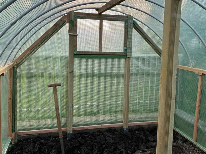 DIY Foliengewächshaus von innen