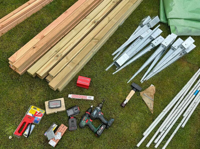 Verschiedene Materialien und Werkzeuge für das DIY Foliengewächshaus