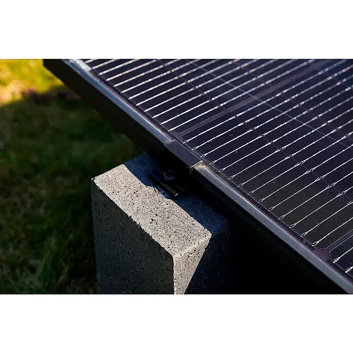 Diephaus Halterung für Solarmodul Beton - 80 x 12 x 24 cm, Anthrazit, 1 Stk. - Dunkles Solarmodul sicher auf einem strukturierten grauen Betonblock montiert.