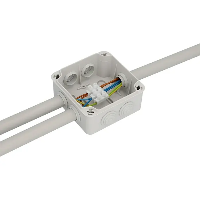 Feuchtraum-Abzweigdose - 108 x 108 x 64 mm, Aufputz, IP65 - Detailaufnahme einer Abzweigdose mit angeschlossenen Drähten. Das Produkt ist für die sichere Verbindung von elektrischen Leitungen konzipiert.