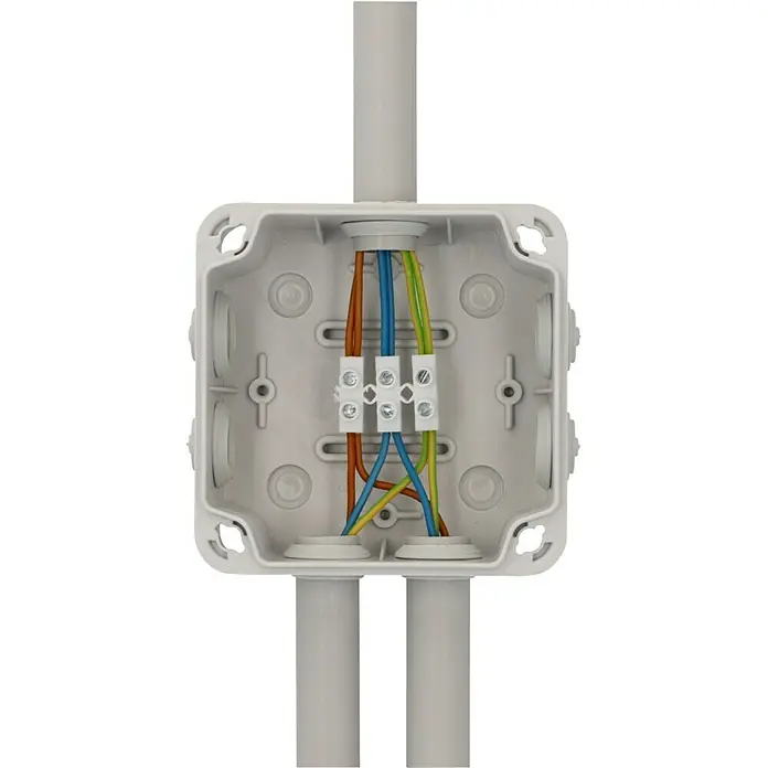 Feuchtraum-Abzweigdose - 108 x 108 x 64 mm, Aufputz, IP65 - Eine Aufputz-Abzweigdose mit installierten Kabeln. Die Dose ist weiß und die Kabel sind farblich gekennzeichnet.