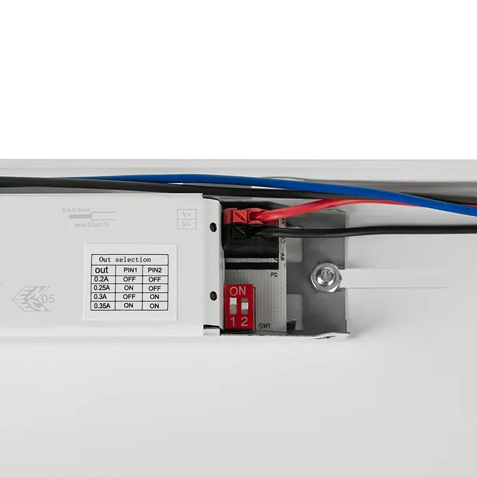 Eglo Feuchtraumleuchte Expert Prime - 24 W, L x B x H: 119 x 8,5 x 8 cm, Grau, Neutralweiß - Weißer elektrischer Treiber mit roten DIP-Schaltern und angeschlossenen roten, schwarzen und blauen Kabeln, zeigt Ausgangsstromeinstellungen.