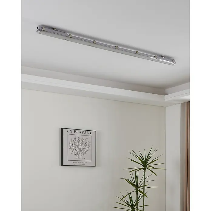 Eglo LED-Röhre - Länge: 59 cm, Neutralweiß, 10 W, 1.100 lm, G13 - Die Abbildung zeigt eine lange, schmale Leuchtstoffröhre, die an einer weißen Decke montiert ist und den Raum hell ausleuchtet.