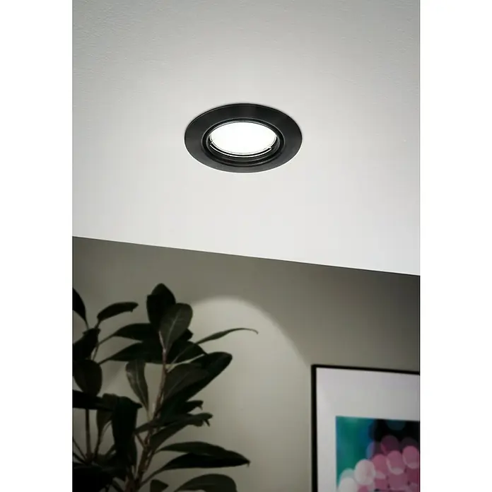 Eglo LED-Einbauleuchten-Set rund SALICETO MINI-PUCK - 4,2 W, Ø x H: 7,7 x 2,3 cm, Schwarz, Warmweiß - Nahaufnahme einer modernen, runden Downlight-Deckenleuchte mit schwarzem Rahmen, die ein helles, weißes Licht ausstrahlt und eine elegante Atmosphäre schafft.