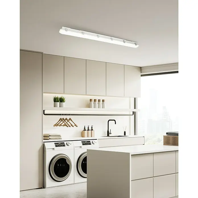 Eglo Feuchtraumleuchte Expert Prime - 24 W, L x B x H: 119 x 8,5 x 8 cm, Grau, Neutralweiß - Weiße lineare LED-Deckenleuchte beleuchtet einen modernen Waschraum, mit sichtbaren Clips montiert.