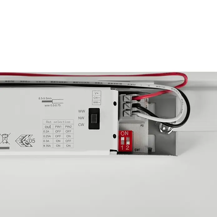 Eglo Wand- & Deckenleuchte Expert Ammoniak - 24,5 W, L x B x H: 119 x 8,5 x 8 cm, Grau, Neutralweiß - Detailaufnahme einer elektronischen Steuereinheit mit Kabeln und Schaltern, die verschiedene Ausgangsleistungen einstellen.