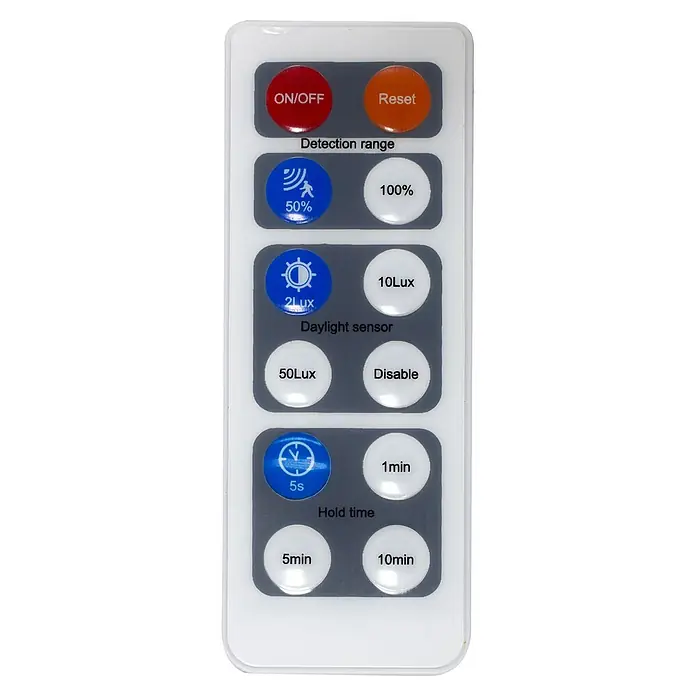 Voltolux LED-Feuchtraumlichtleiste mit Mikrowellensensor - L x B x H: 120 x 9,2 x 6 cm, Lichtfarbe: Neutralweiß, 48 W, IP65 - Weiße und graue Fernbedienung mit roten, orangen, blauen und weißen runden Tasten zur Einstellung von Erfassungsbereich, Tageslichtsensor und Haltezeit.